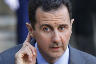 Assad flyr huvudstaden
