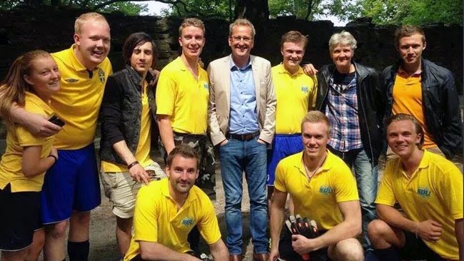 ”Men… de hade ju blågula tröjor!”